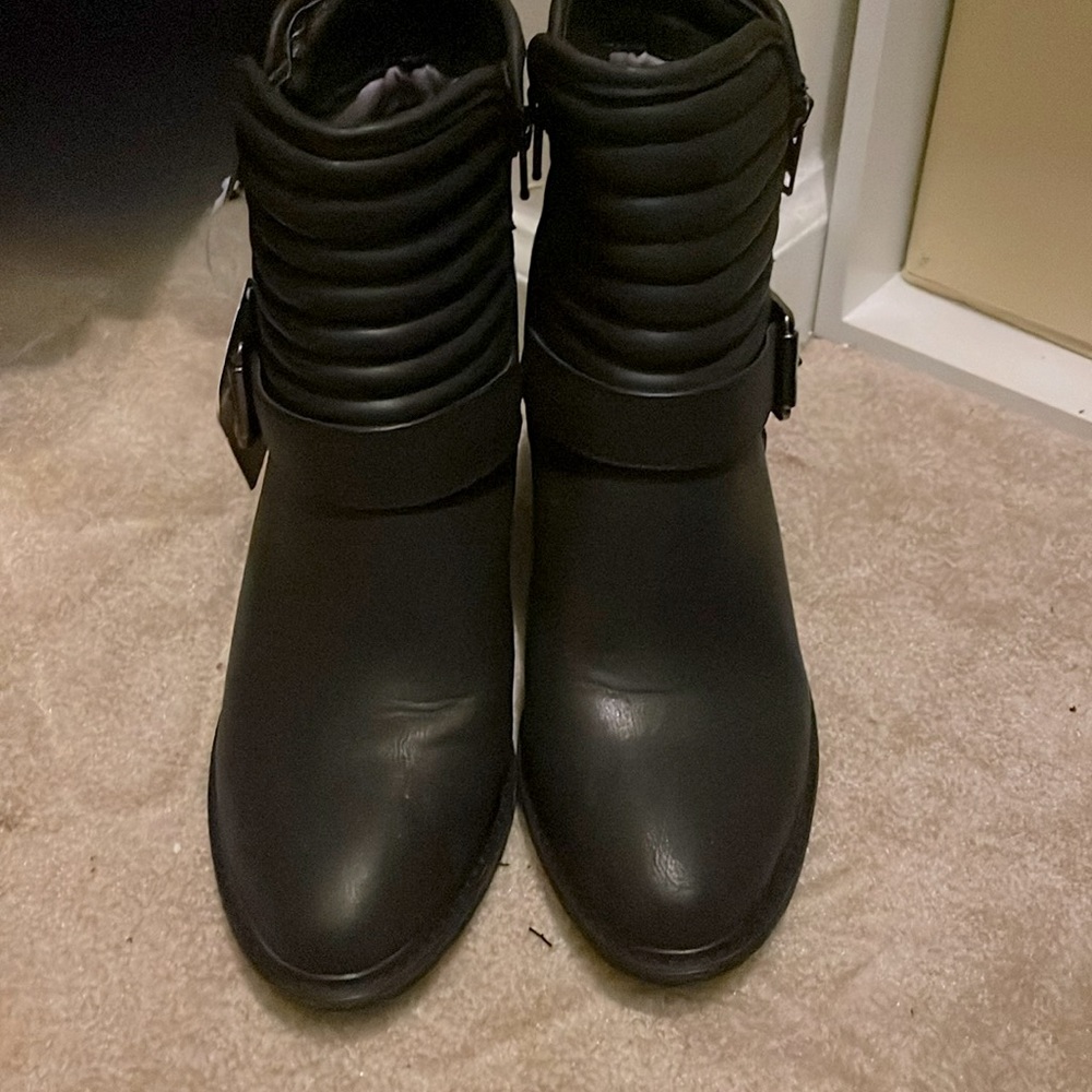White Mountain black boots